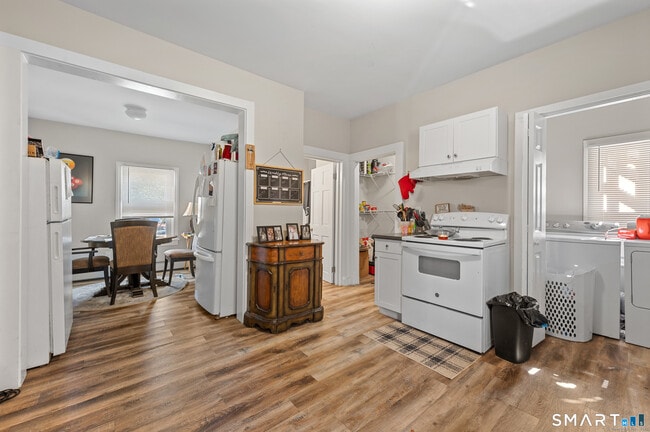 Building Photo - 26 Monroe St