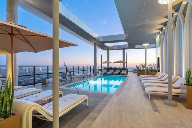 Building Photo - 525 Olive St