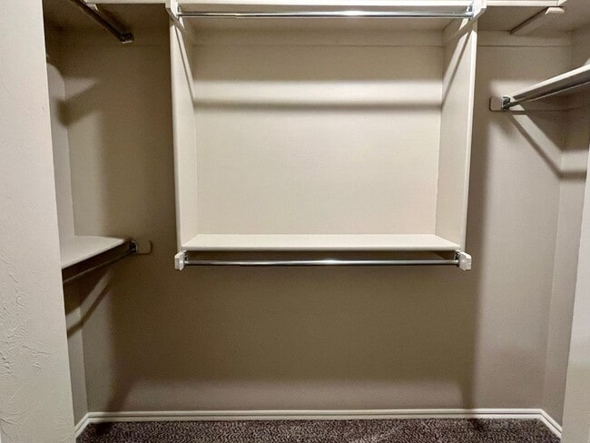 Building Photo - Updated 3 Bedroom 2 Bath Duplex in the Hea...