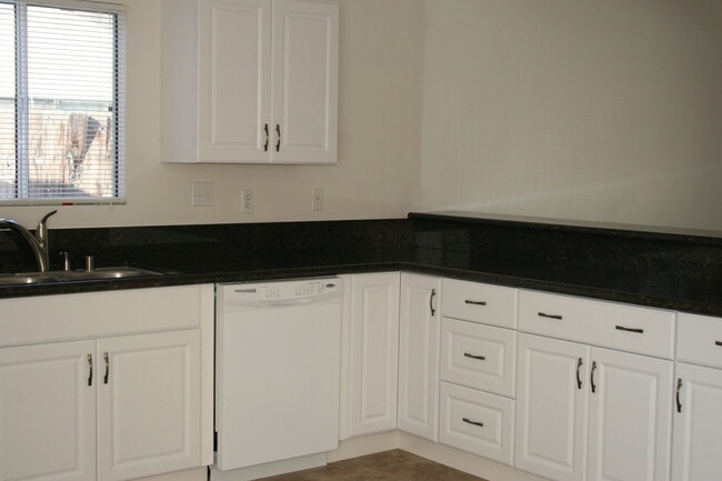 Building Photo - BEAUTIFUL 3bd 2ba South Bakersfield W/POOL!!