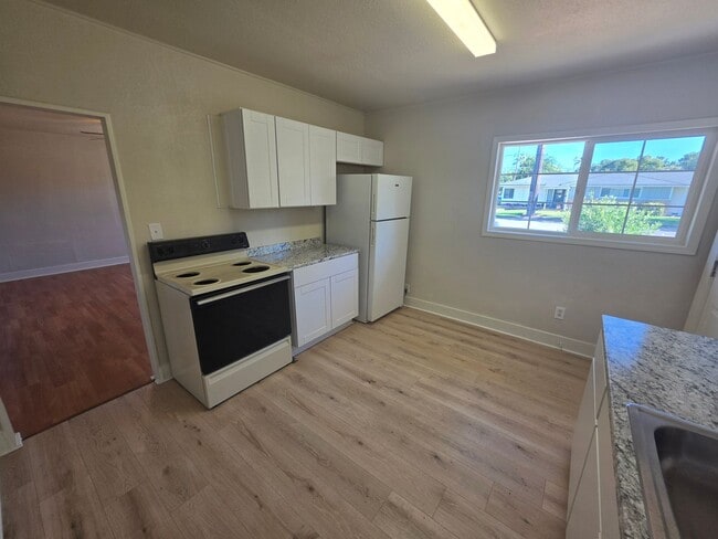 Building Photo - Duplex For Rent in Corning!