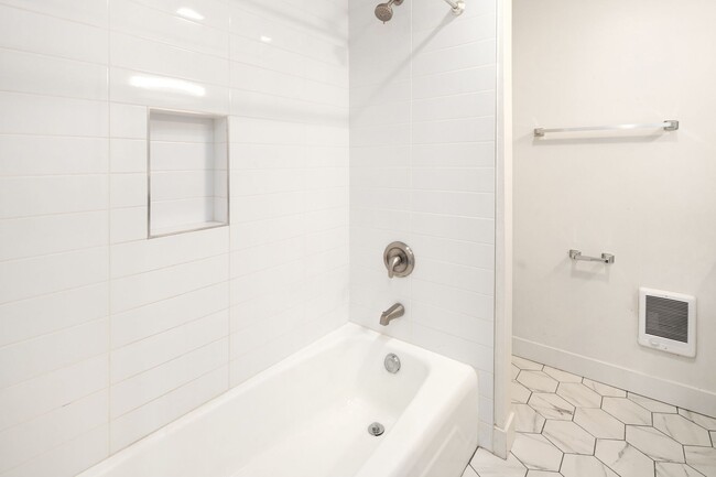 Building Photo - 2 Bed 1 Bath at Linden West!