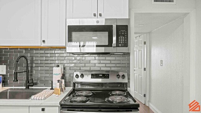 Building Photo - 556 Coral Ct