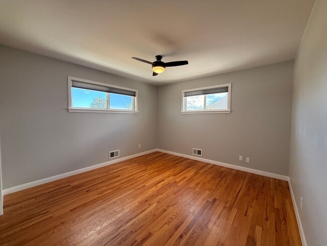 Building Photo - Spacious Twin Lakes Gem!!!