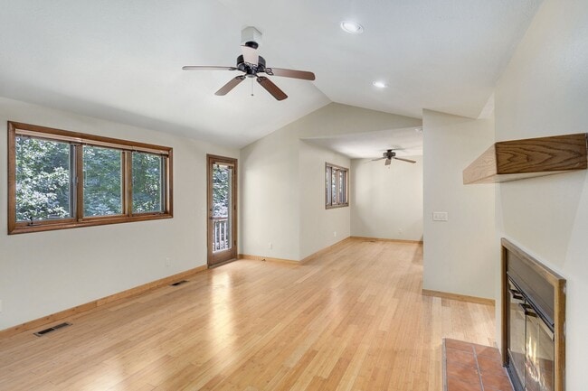 Building Photo - 2 Bedroom/1.5 Bathroom Duplex - ASK ABOUT ...