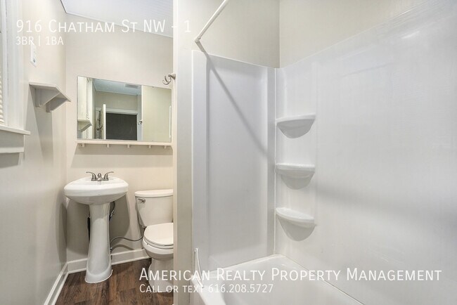 Building Photo - 916 Chatham St NW