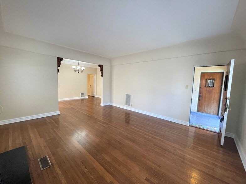 Building Photo - 152 N Arnaz Dr