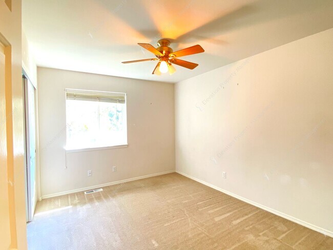 Building Photo - Spacious single-level 3 BR + office in NE ...