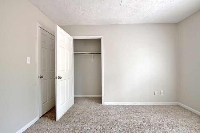 3rd bedroom with one closet - 20 Homeport Dr