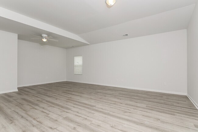 Building Photo - Beautiful Three Bedroom in Regal Farms