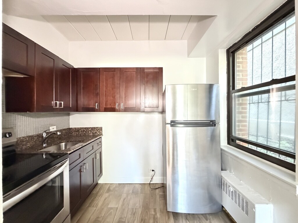 Building Photo - 1360 W Touhy Ave