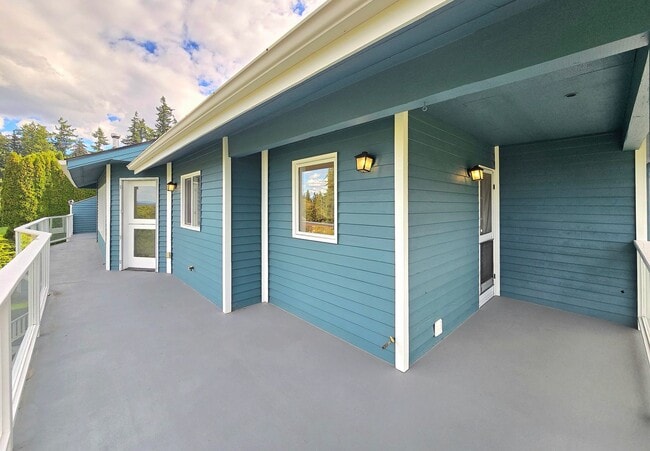 Building Photo - 2 Bedroom Home with Sound, Island and Ferr...