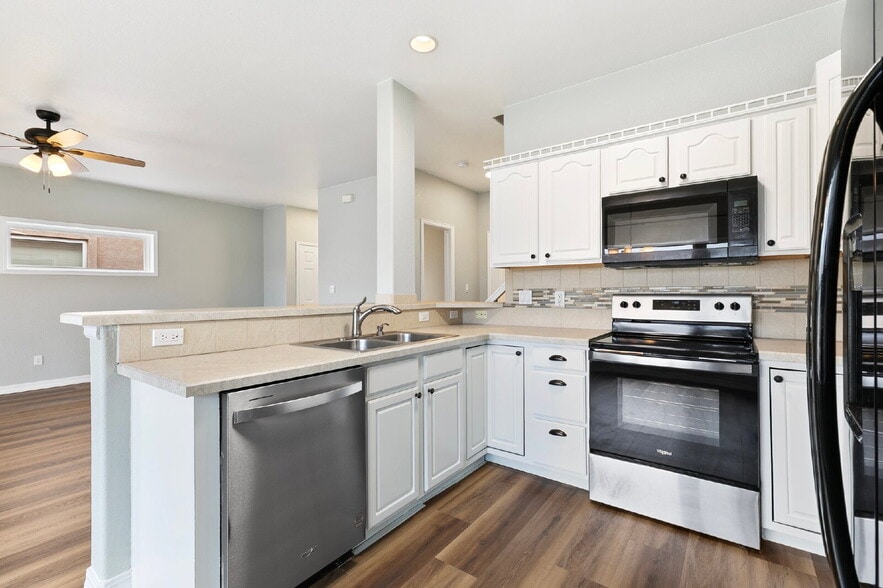 Building Photo - Updated Townhome with Views – Minutes to P...