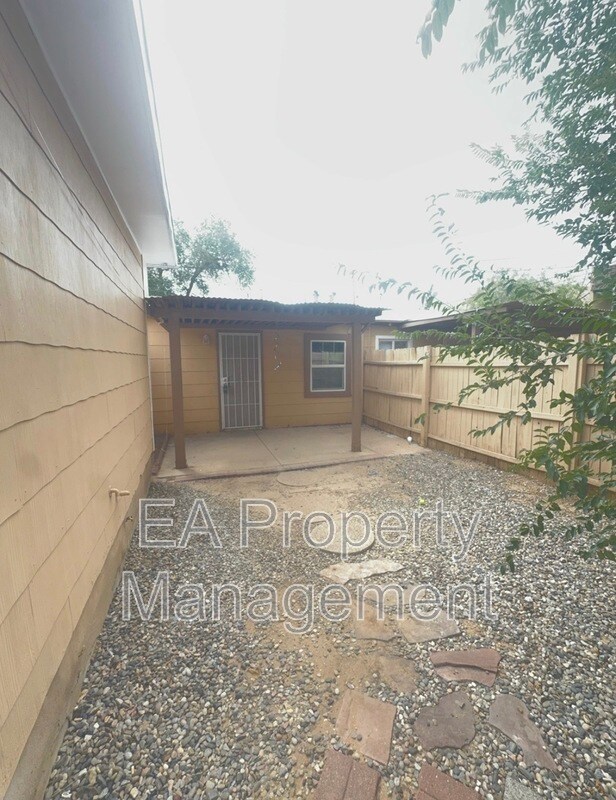 Building Photo - 529 Alvarado Dr SE