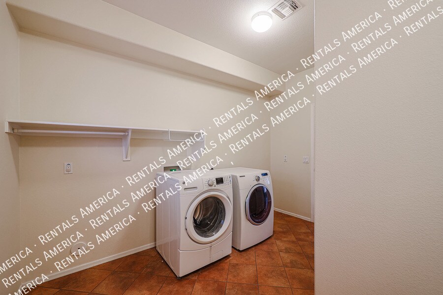 Building Photo - 16021 W Custer Ln