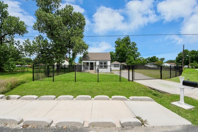 Building Photo - 7003 Darien St