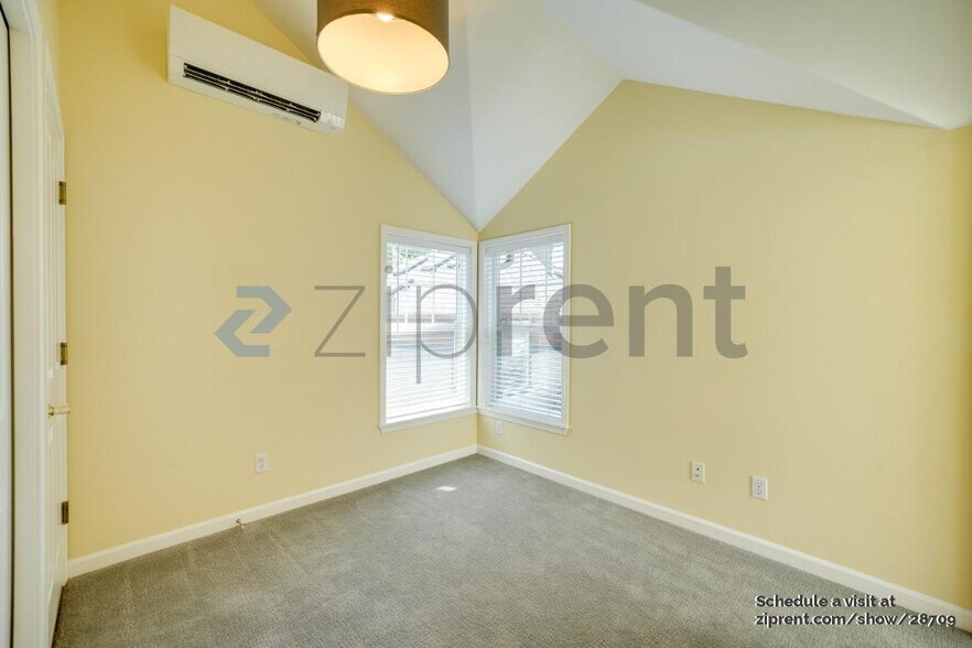 Building Photo - Unit A