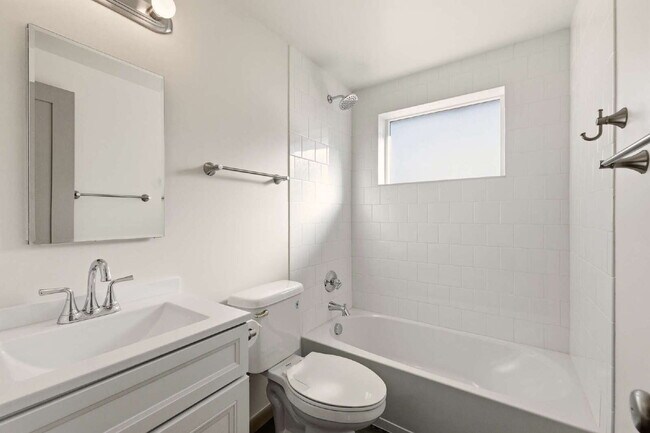 Building Photo - Remodeled 2-Bed 1-Bath Home in Park Hill!