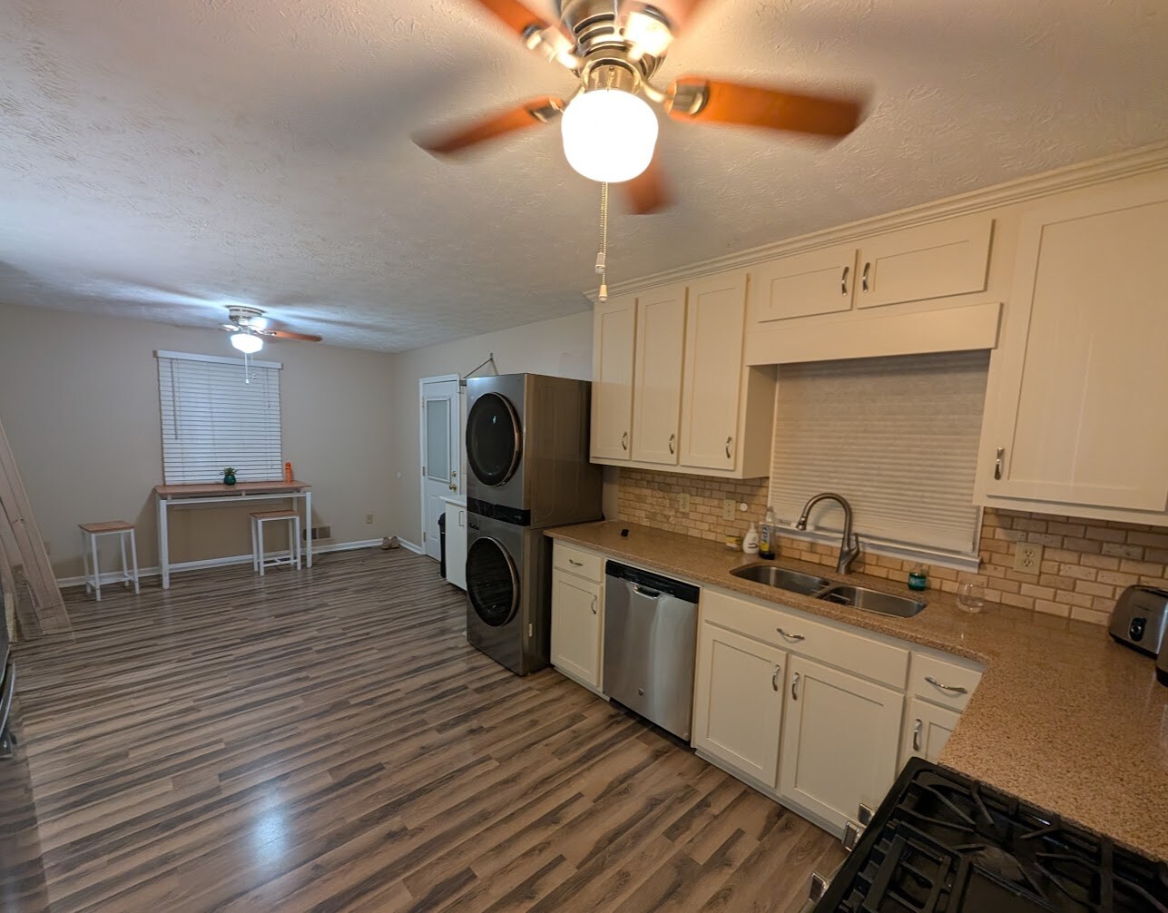 Building Photo - Room in Single Family Home on Karl Ct