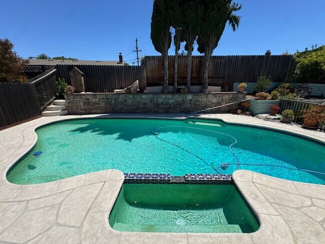 Building Photo - Meticulously Maintained Single-Story Home with Private Pool in Canterbury Village!