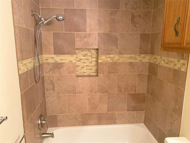 Building Photo - 323 Maybrook Dr