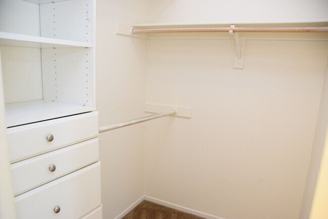 Building Photo - BEAUTIFUL NORTHWEST PROPERTY NEAR DINING A...
