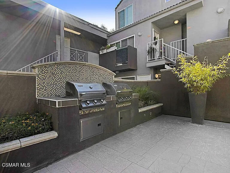 Building Photo - 355 N Maple St