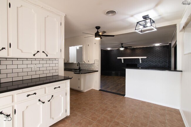 Building Photo - 674 Bell Rd S