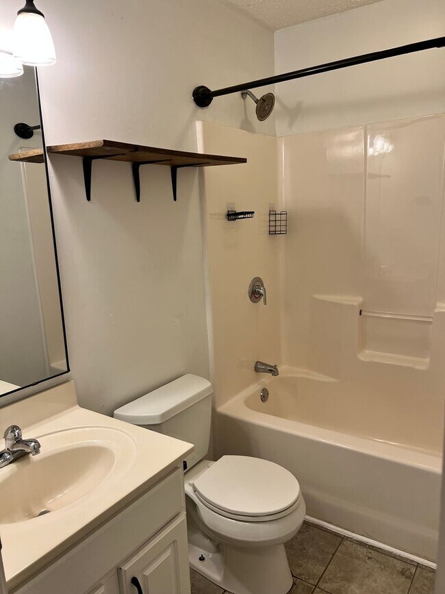 Building Photo - Three bedroom with bonus room and fence!