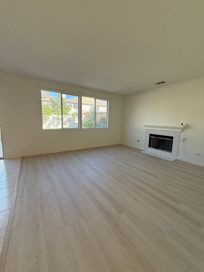 Building Photo - Move-In Ready 4-Bedroom in Irvine – Walk t...