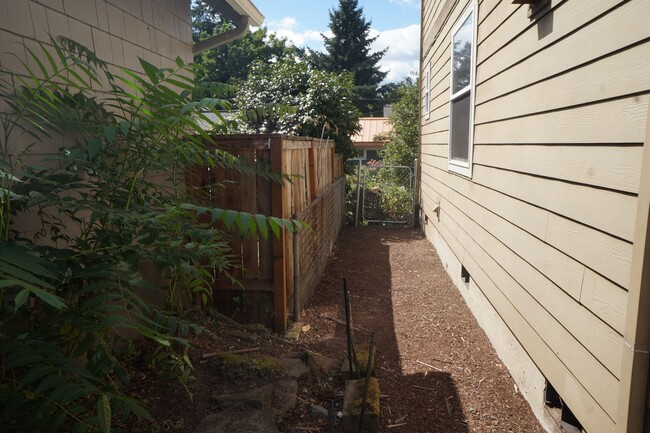 Building Photo - 3822 SE Schiller St