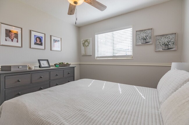 Building Photo - Super cute updated home!
