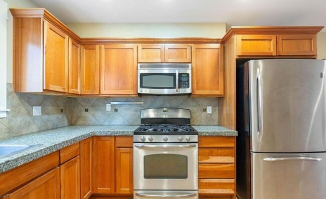 Building Photo - Energy-efficient townhome in the desirable community of Crown Hill is ready to be loved!