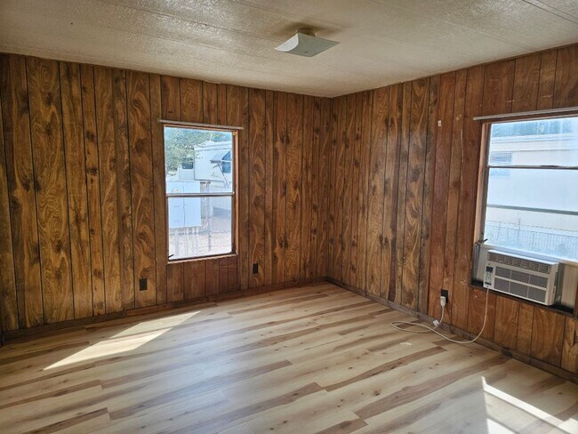 Building Photo - Affordable Mobile Home in El Rio park.