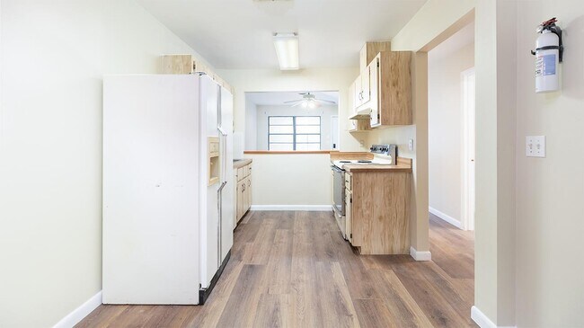 Building Photo - 604 Roselyn Ave