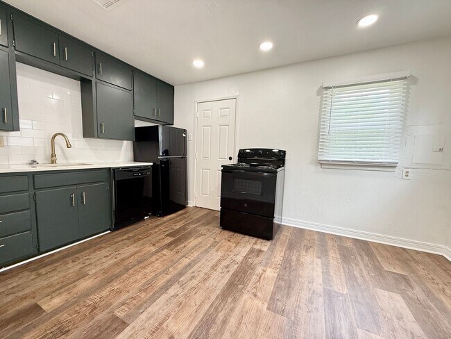 Building Photo - Cute Remodel