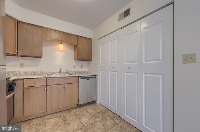 Building Photo - 1902 Pin Oak Dr