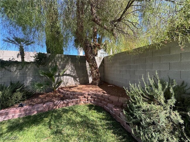 Building Photo - 2053 Smoketree Village Cir