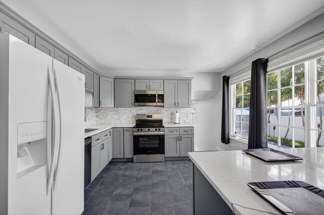 Building Photo - 2025 S Ocean Dr