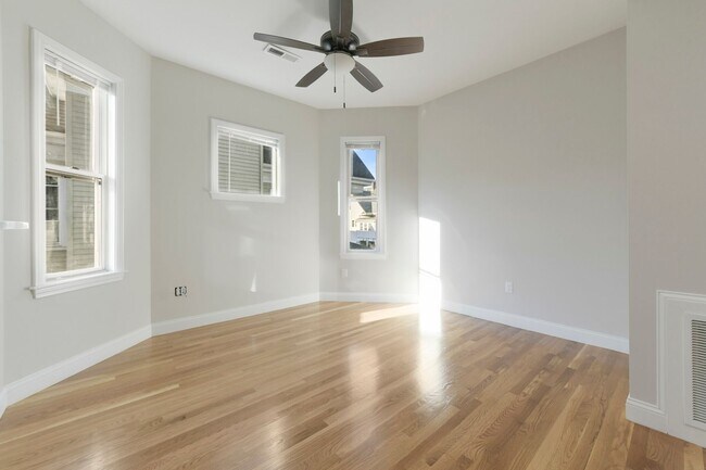 Building Photo - Renovated 4 bed 2 bath in Brighton!!!