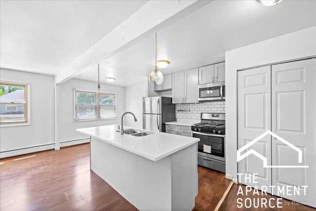 Primary Photo - 7319 N Rogers Ave