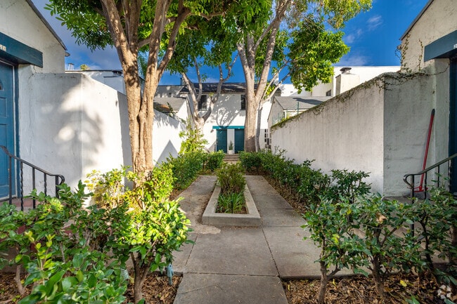 Courtyard - 2408 - 2416 1/2 N. Beachwood Dr