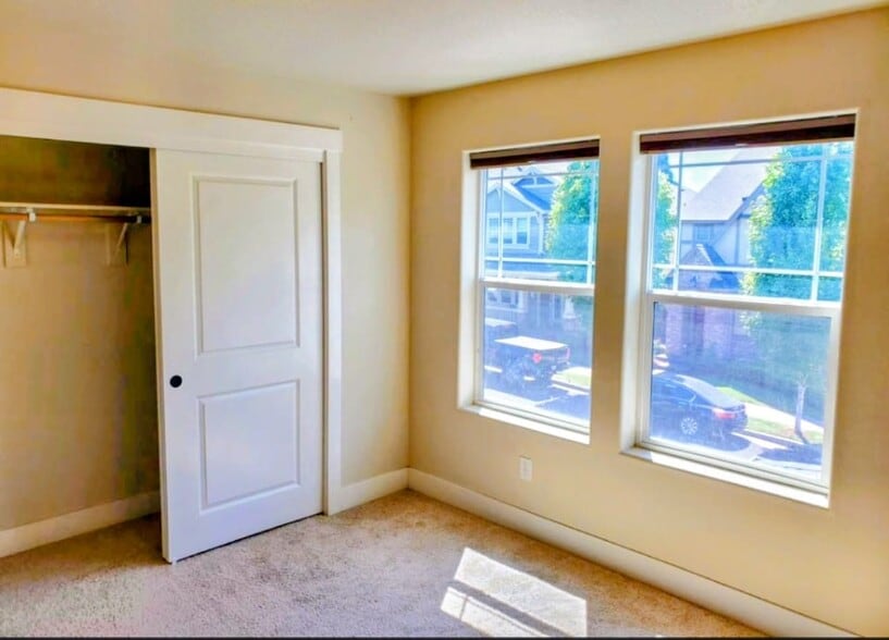 Upper floor - 552 NE 77th Ave