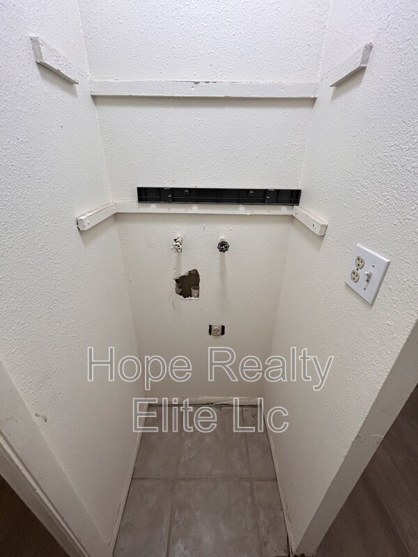 Building Photo - 334 Fairway S