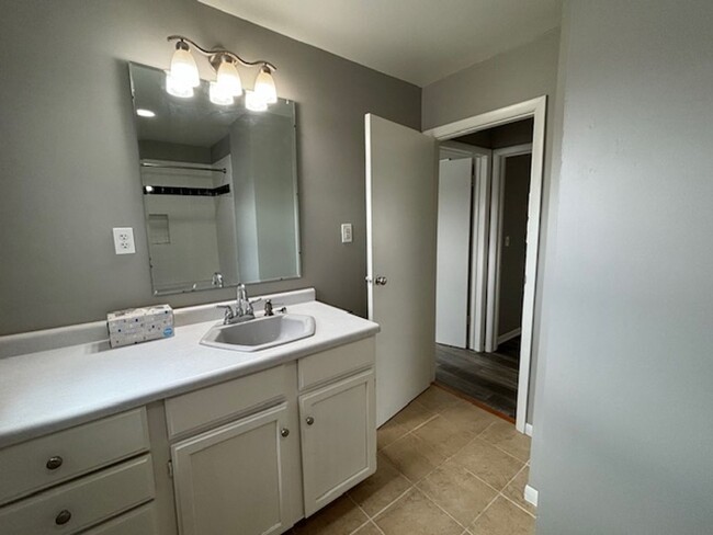 Building Photo - Immediate Move In Remodeled 2 Bed Fenced I...