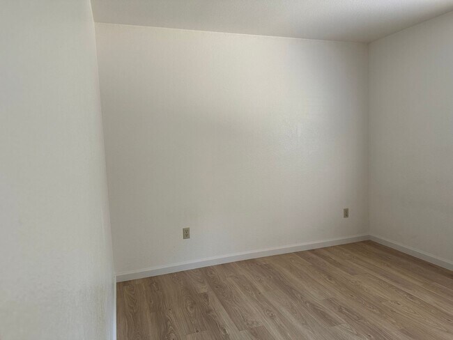 Building Photo - Well maintained home in desirable neighbor...