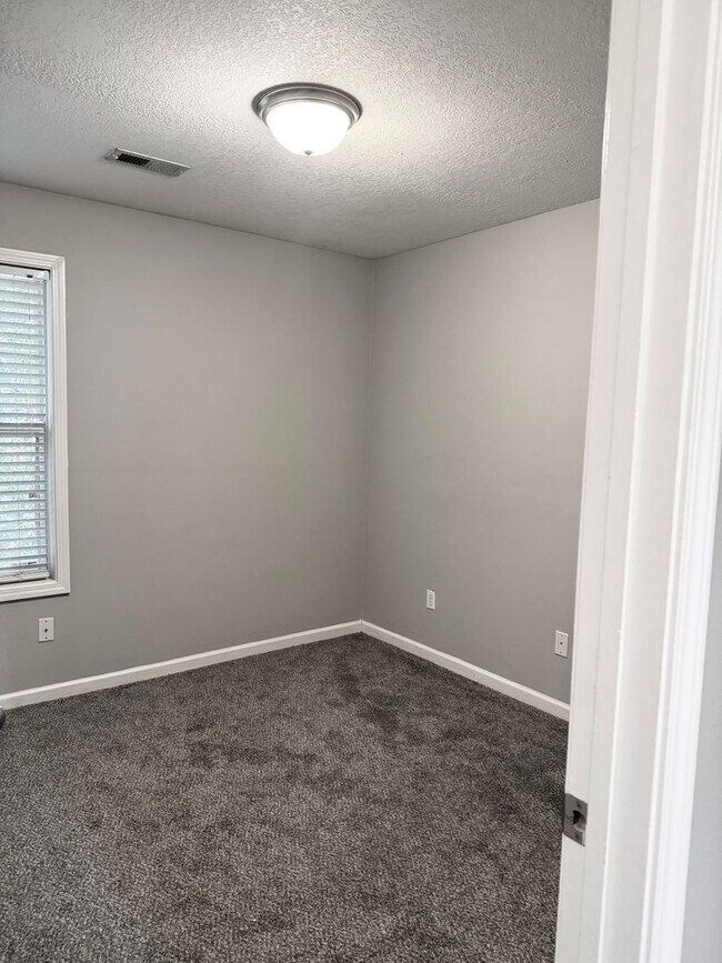 Building Photo - Just Listed