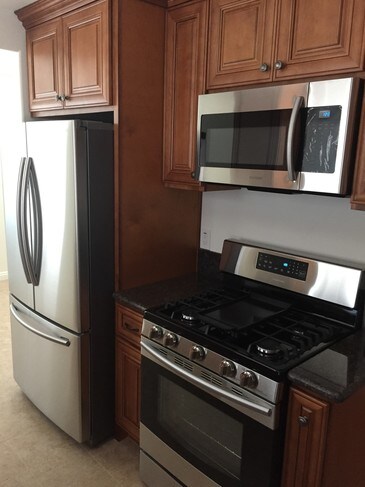 Building Photo - 922 W 25th St