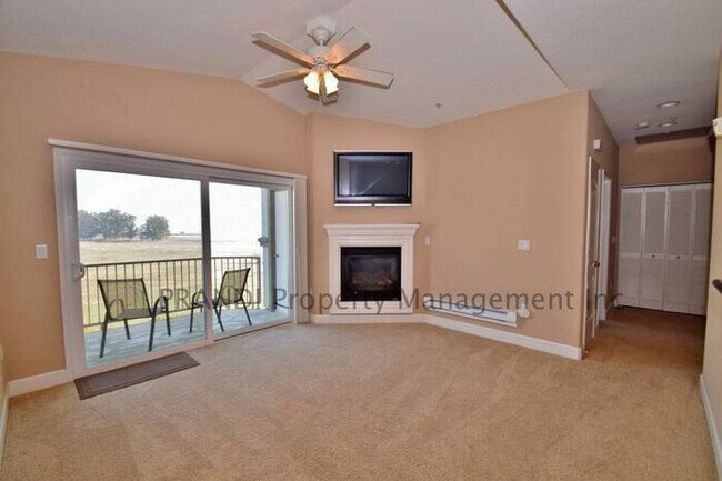 Building Photo - Top Floor Condo w/Views and Washer/Dryer!