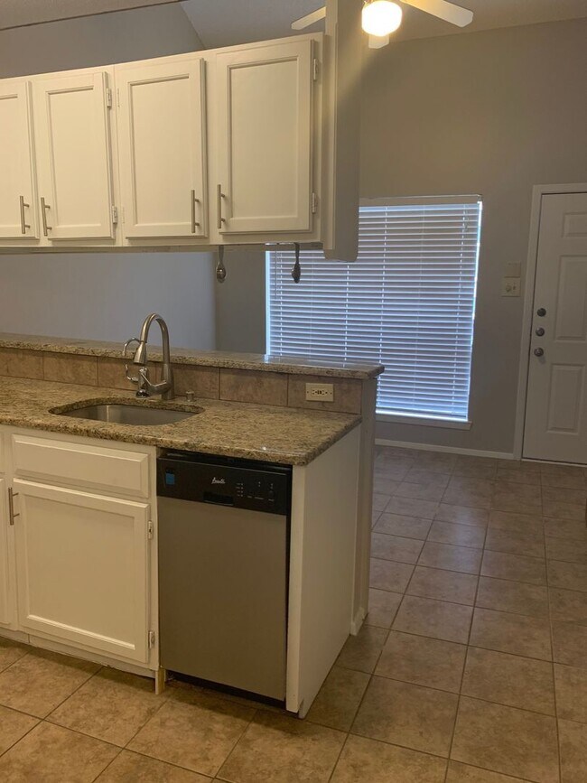 Building Photo - 2210 Pearl St